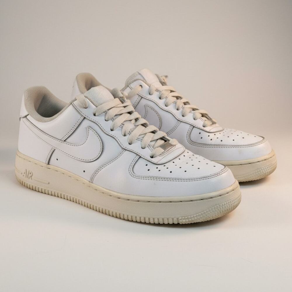 Nike Air Force 1 07 LV8 Mens White Sneakers Casual Shoes Size 9